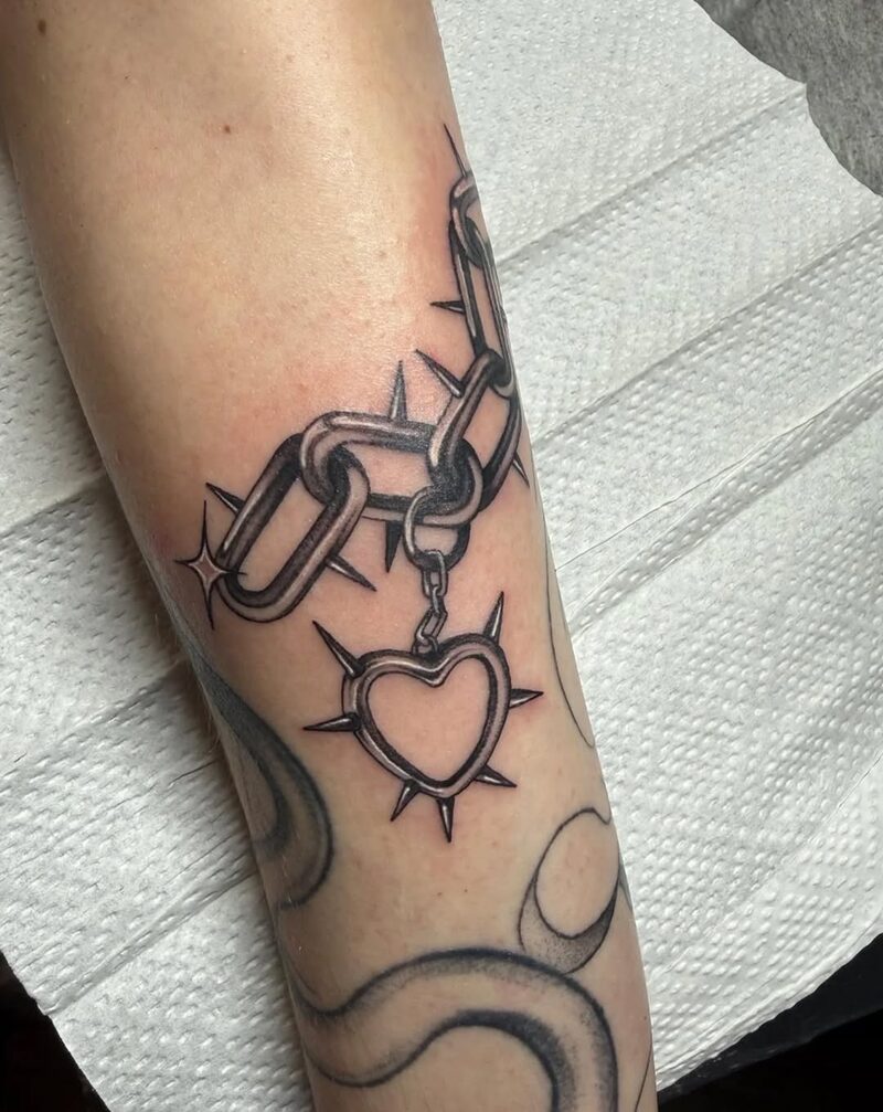 Ketju ja sydän blackwork