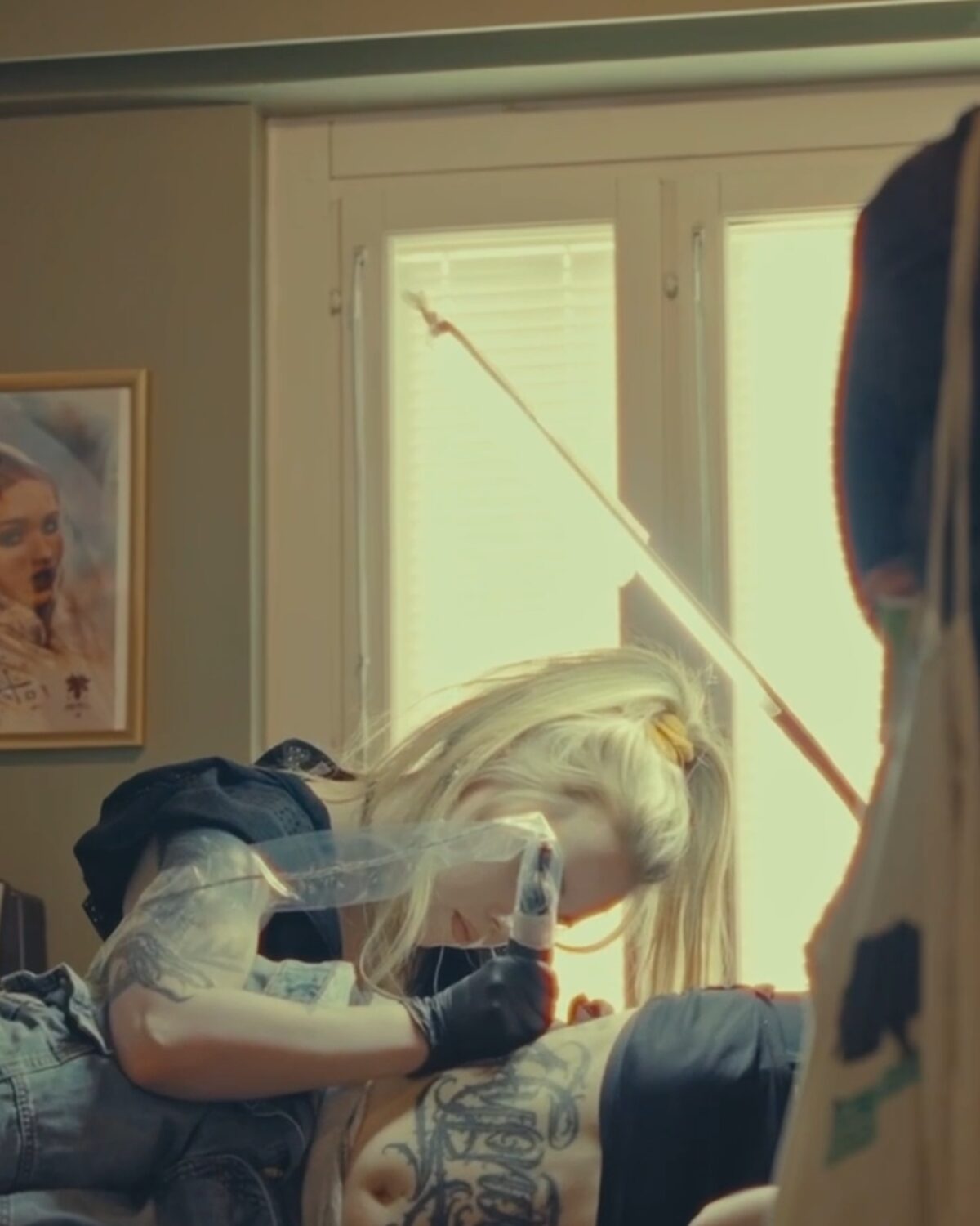 Ansku tatuoimassa asiakasta Nero Atelierin studiossa